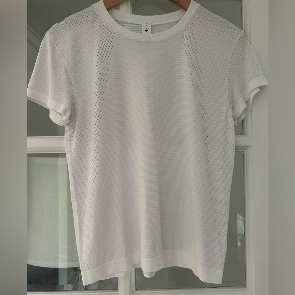 Lululemon Train to Be Short-Sleeve Shirt in White Size 6 Breathable Training Top